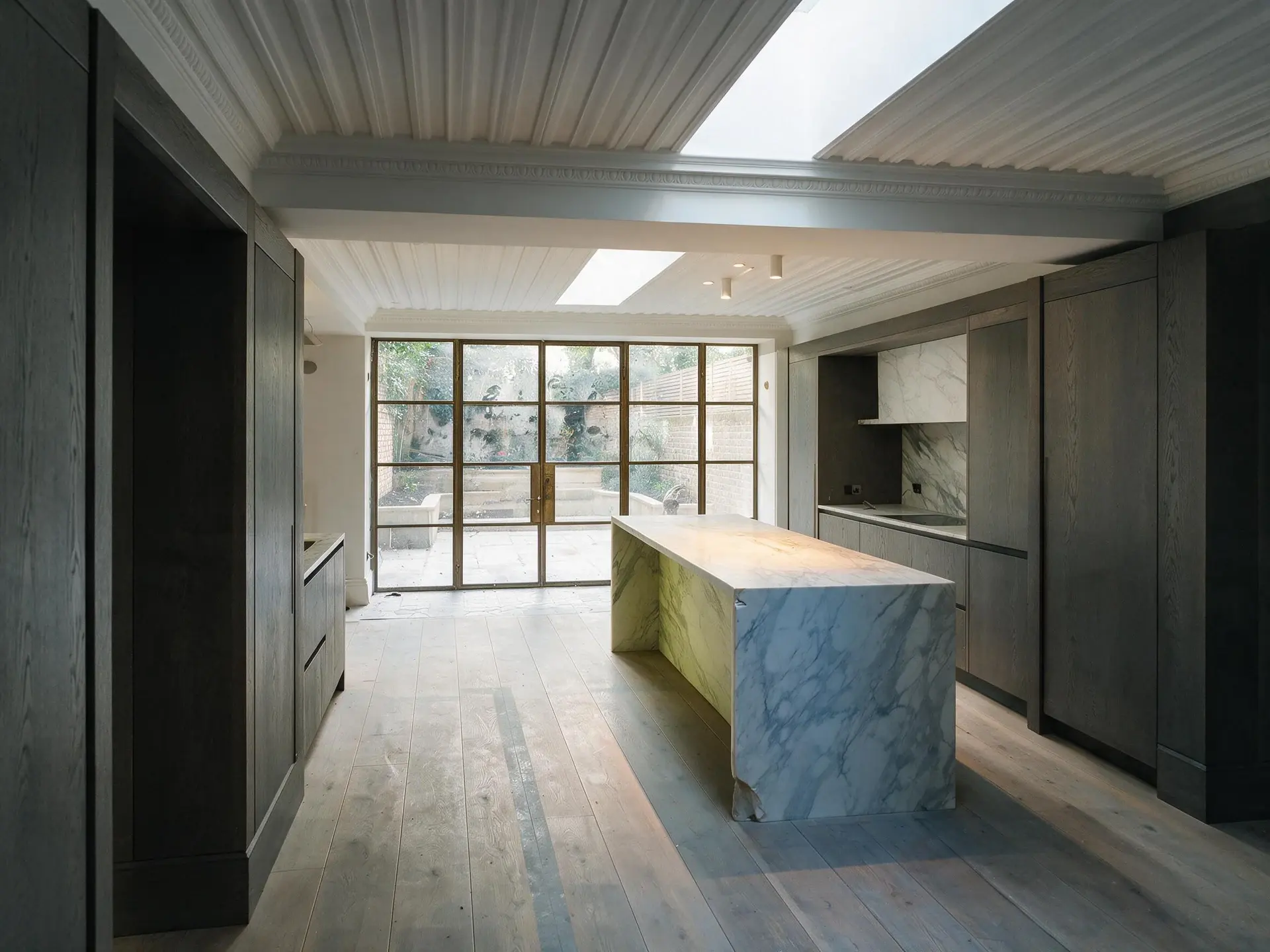 Before and after of a Belgravia garden-level kitchen in London corrected for exposure and colour.