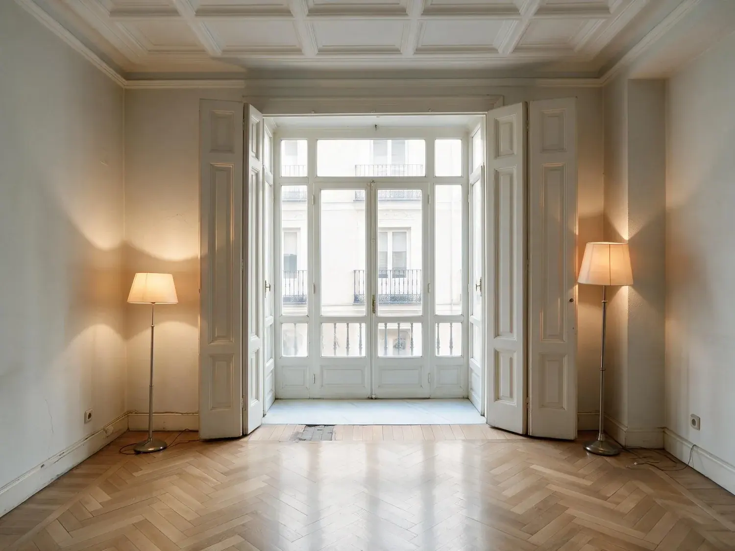 Before and after of a Salamanca piso, dark inside with the mirador glazing blown out.