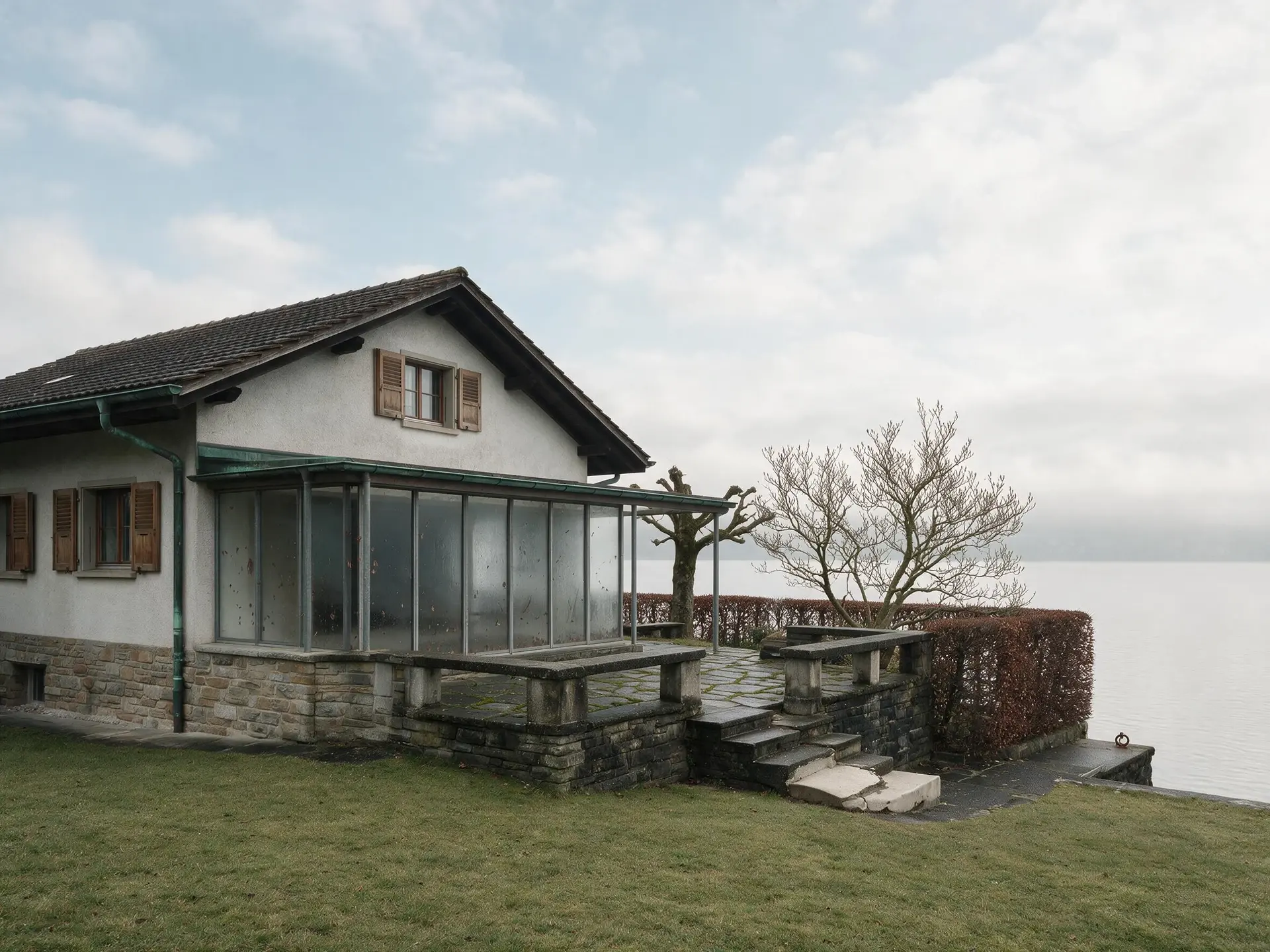 Before and after of a lakeside house exterior on the Zurich Goldküste with the sky replaced.