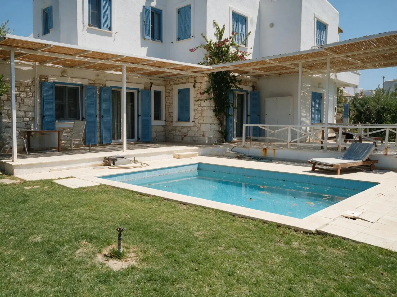 Before and after of the garden of an alaçatı summer villa at the end of a hot season, with a burnt lawn and a green pool