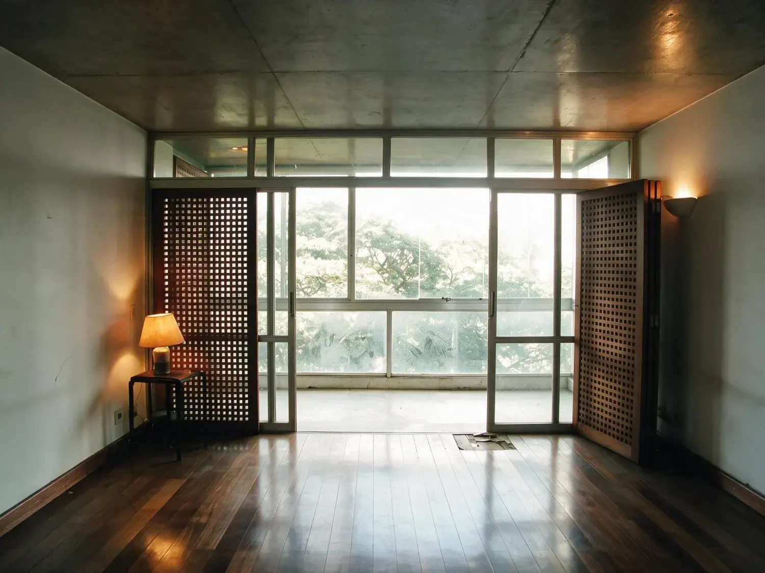 Before and after of a Jardins apartment, dim with the varanda glazing blown out. — enhanced by Plotpane