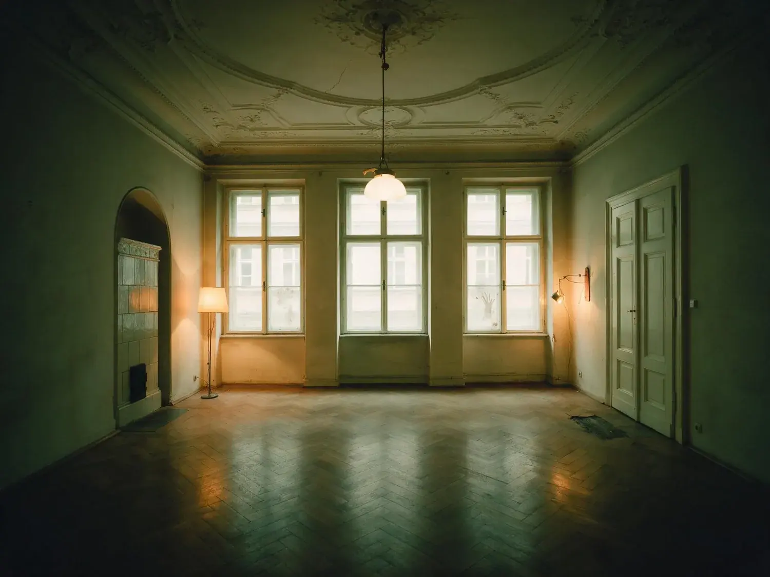 Before and after of a Vienna Innere Stadt Altbau, dim with the street window overexposed. — original listing photo before editing