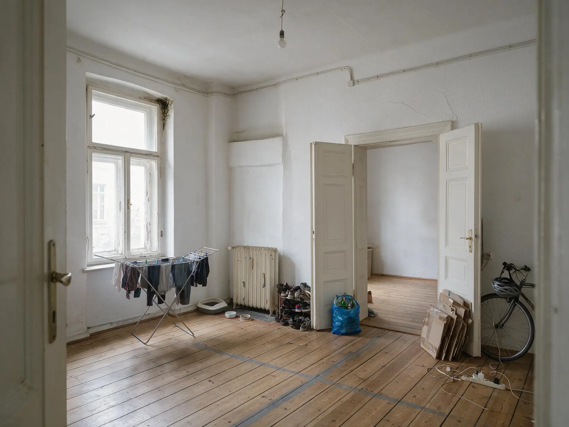 Before and after of an occupied tenant-let Altbau flat in Neukölln, Berlin, with clutter removed. — original listing photo before editing