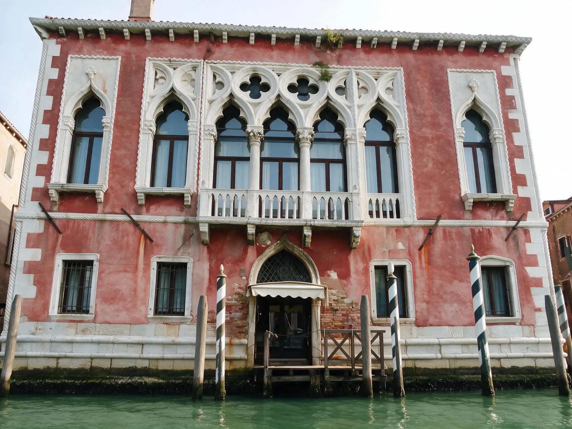Before and after of a Grand Canal palazzo hotel in Venice with leaning verticals straightened.